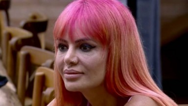 Valentina de cabelo rosa olhando pro nada 