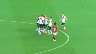 Jogadores do Vasco comemorando gol e Gabriel Barbosa só observando 