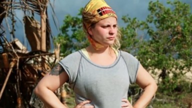 Verônica Kreitchmann usa bandana amarela da Tribo Sol em No Limite, reality show da Globo 