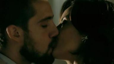 Vicente (Rafael Cardoso) e Maria Clara (Andréia Horta) aos beijos em Império 