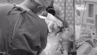 Virgínia Fonseca beija Maria Alice após o parto 