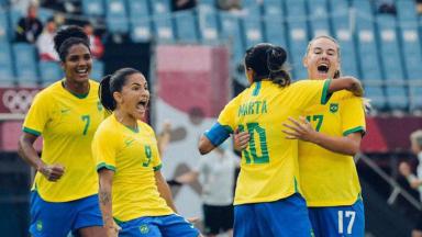 Meninas da seleção brasileira comemorando 