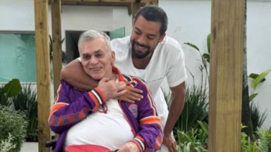 Walcyr Carrasco compartilha foto em cadeira de rodas sendo abraçado por médico 