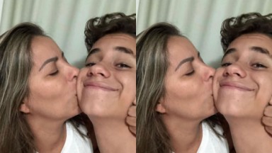 Walkyria Santos beijando a bochecha do filho, Lucas, e posando para foto 