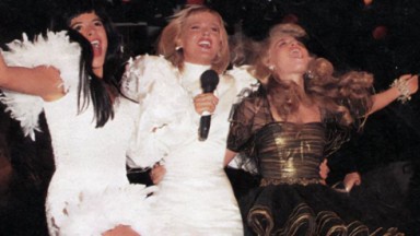 Mara Maravilha, Xuxa e Angélica pulando e sorrindo juntas 
