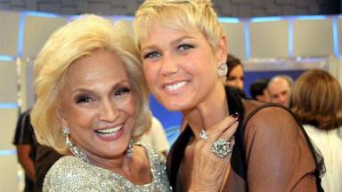 Hebe Camargo abraça Xuxa e sorri para foto durante seu programa no SBT 