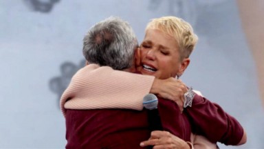 Xuxa abraçando Serginho Groisman no Altas Horas 