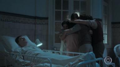 Júlio morto na cama do hospital, e a família abraçada no quarto em Éramos Seis 