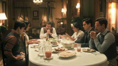 Família reunida à mesa de jantar em Éramos Seis 