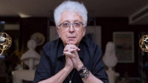 Aguinaldo Silva com mãos no queixo