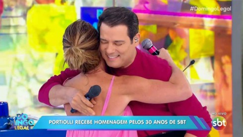 Celso Portiolli abraçando Daniela Beyruti no palco do Domingo Legal
