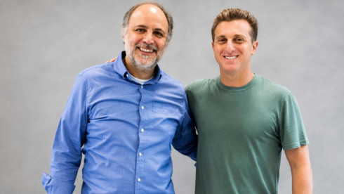 Hélio Vargas abraçado com Luciano Huck