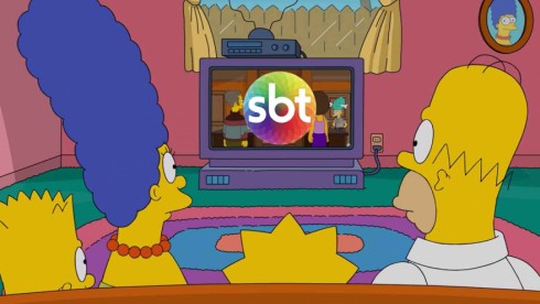 Montagem com os personagens de Os Simpsons assistindo ao SBT