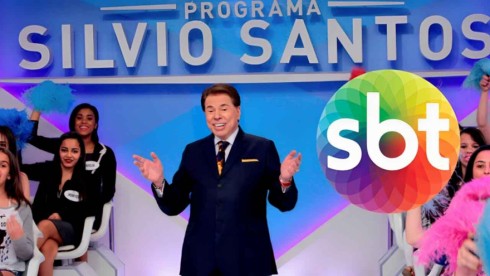 Montagem com Silvio Santos usando terno com os braços abertos no palco do seu programa no SBT