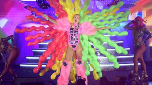 Xuxa usando costeiros de balões e um maiô rosa no palco do seu show