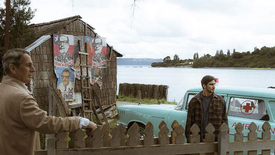 Magia de arquipélago chileno impressiona equipe da novela durante a cena de conversa à beira do lago.