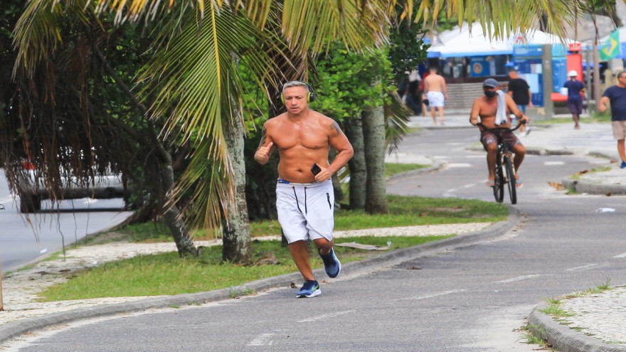 Paulo Nunes caminha na Barra da Tijuca