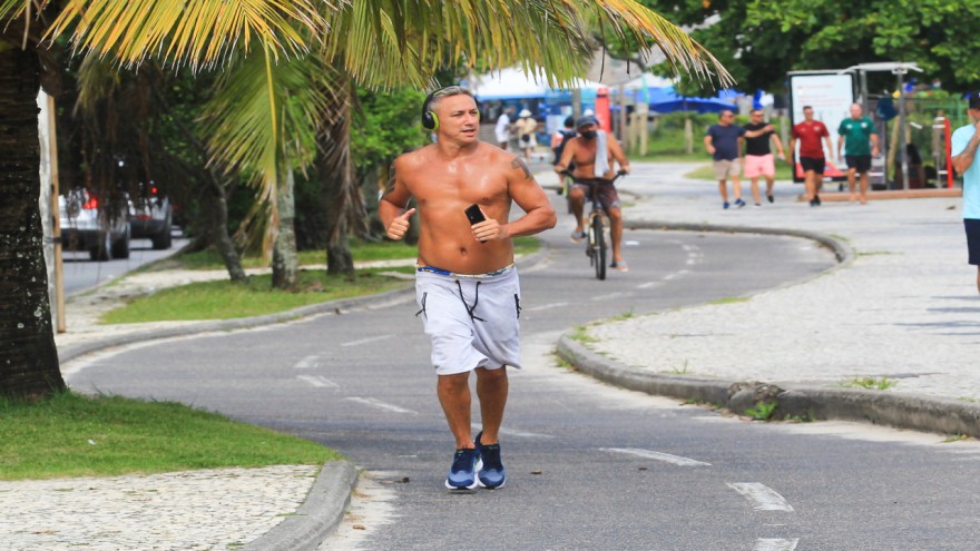 Paulo Nunes caminha na Barra da Tijuca