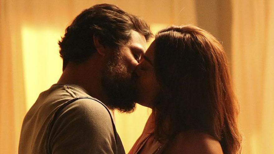 \"A Força do Querer\": Clima esquenta e Caio beija Bibi no seu apartamento