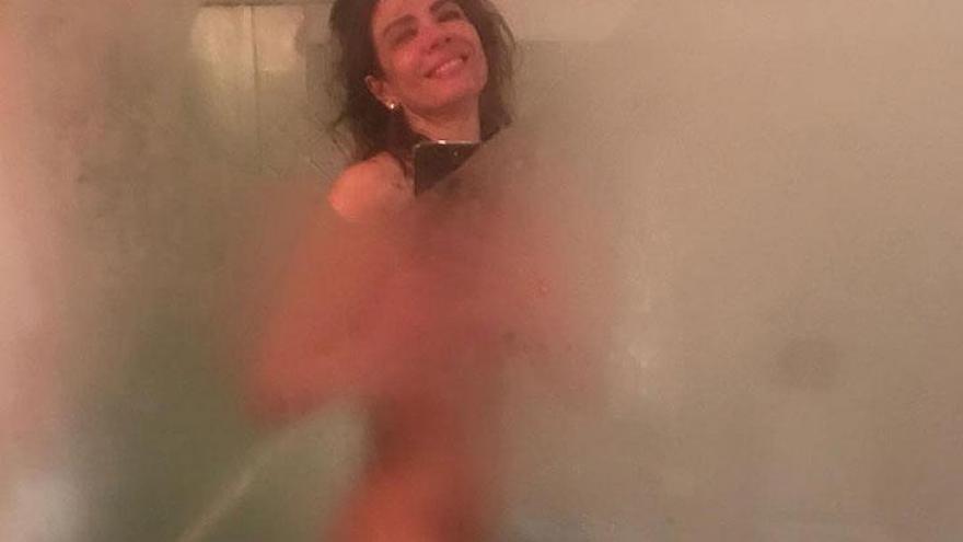 Publicação causou no Instagram. Mulher do dono da RedeTV! sorri após banho