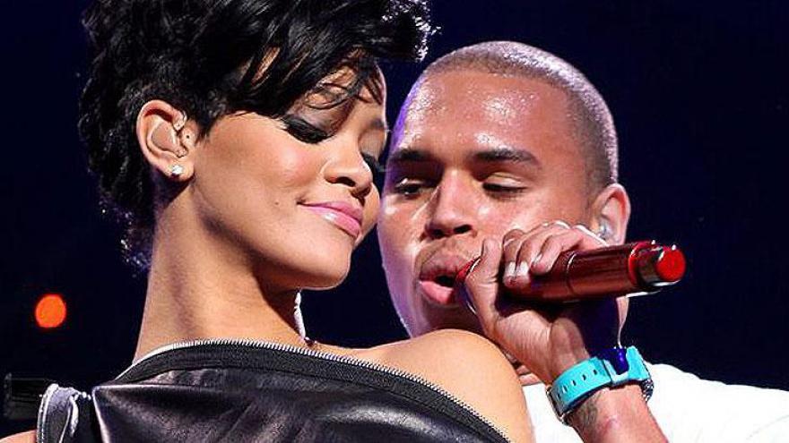Chris Brown namorou Rihanna. O romance acabou na justiça após a agressão do cantor. O caso foi parar nos tribunais e Brown chegou a ser condenado a prestar 180 dias de serviço comunitário , além de 5 anos de liberdade condicional.