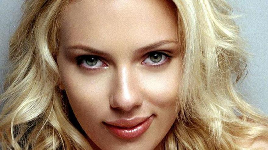 Scarlett Johansson: Ornitofobia: medo de pavões. A bela atriz confessou sofrer de Ornitofocia, que é medo de pavões. De acordo com ela, há algo nas penas da ave que a deixam apavorada. 