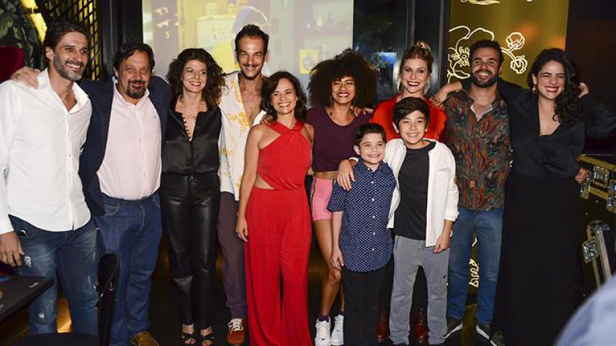 Elenco se reúne em bar de São Paulo para acompanhar estreia da segunda temporada