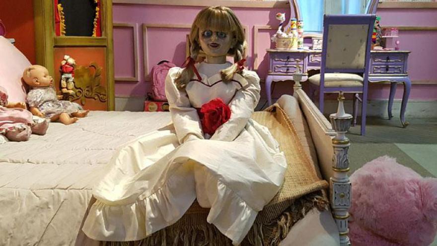 \"Programa Silvio Santos\" tem \"Câmera Escondida\" inédita com a boneca maligna Annabelle