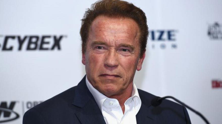 Arnold Schwarzenegger se envolve em acidente e atropela ciclista