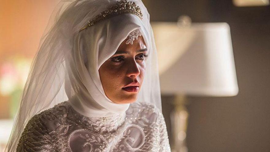 Laila (Julia Dalavia) aceita casar com Aziz (Herson Capri) para salvar a vida do irmão