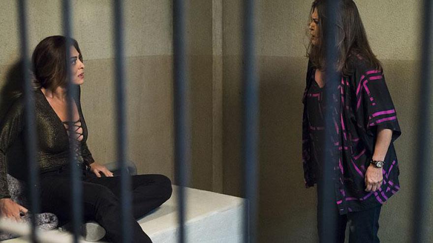 Bibi recebe a visita de Aurora na cadeia