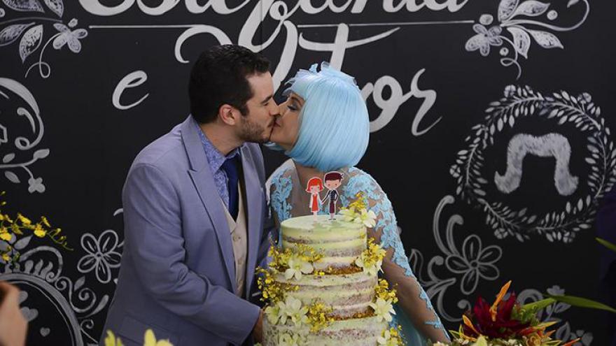 Tia Perucas e Vitor se casam em \"Carinha de Anjo\"; veja fotos