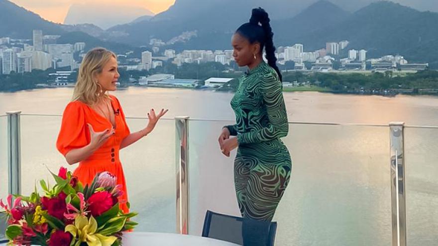 Eliana recebe Iza em sua casa no Rio
