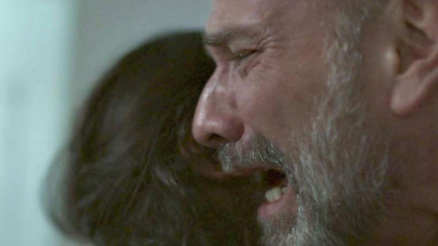 Elias (Marco Ricca) chora a morte do filh