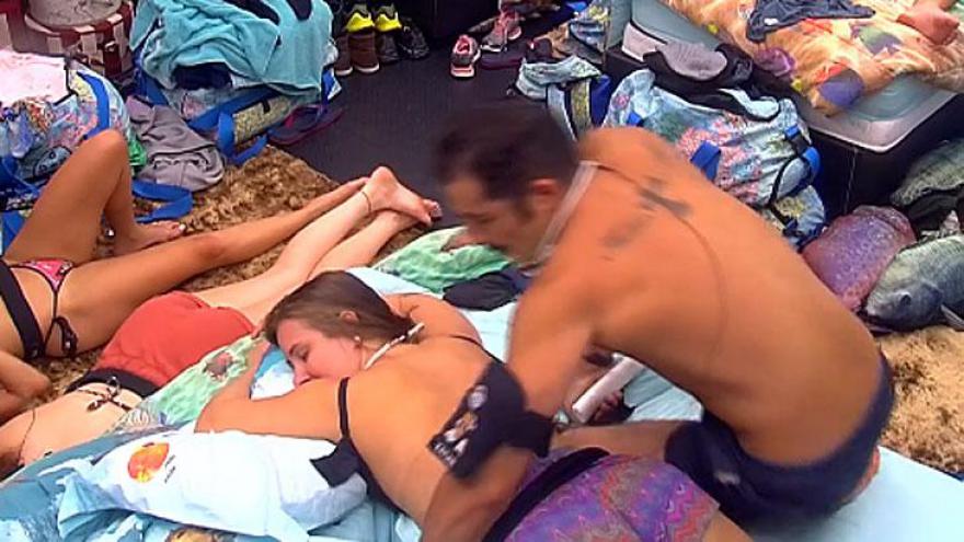 Kaysar chega para fazer  massagem em Ana Paula