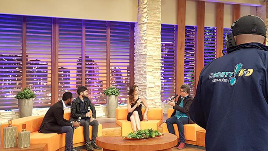 Luciana Gimenez lança novo cenário de talk-show após \"ter ataque\" com o marido