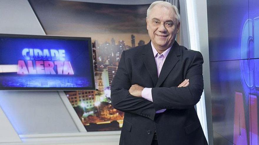 Marcelo Rezende consagrou-se como um dos maiores jornalistas e comunicadores do Brasil. Com seu jeito durão e irreverente, conquistou uma legião de fãs sob o comando do policialesco 