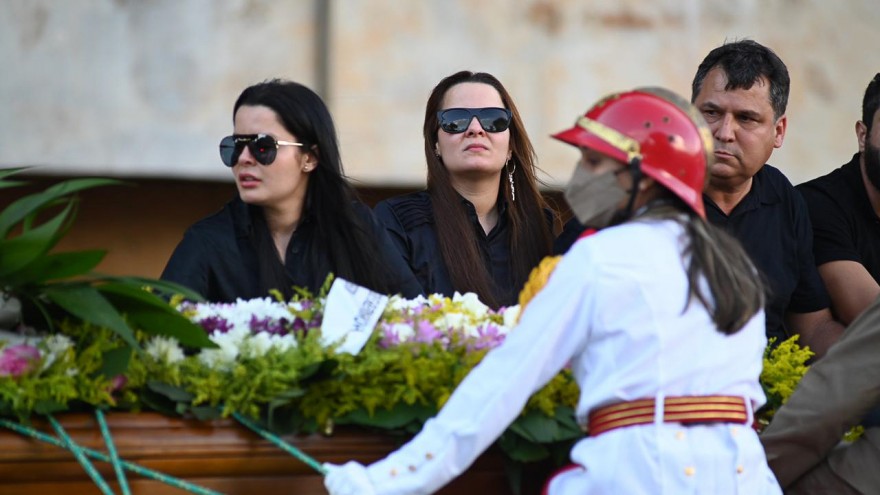Corpo de Marília Mendonça segue em cortejo até o cemitério