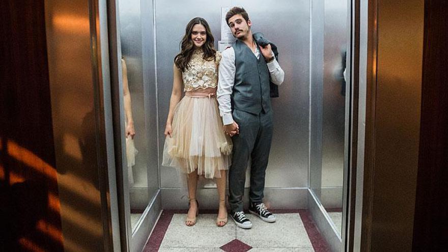 Juliana Paiva e Nicolas Prattes gravam cena de Marocas e Samuca presos em elevador