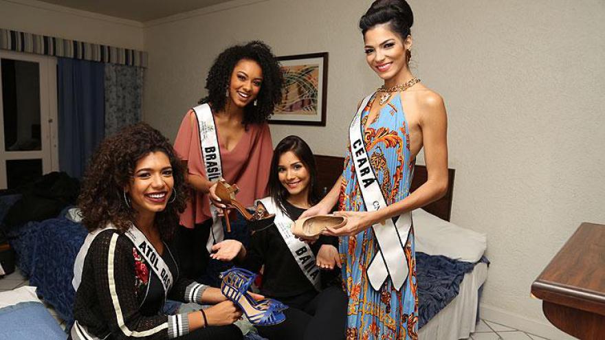 Miss Brasília - Anna Lyssa Valim, Miss Ceará - Renata Miranda e Miss Atol das Rocas -Lara Divian ajudaram Emili Seixas após ela ter sua mala extraviada.