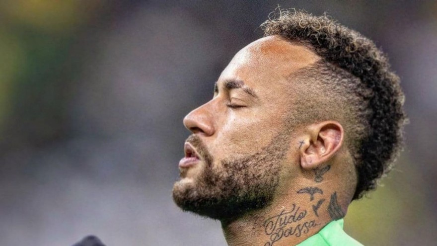 Fora da Copa, Neymar autografa camisa de fã deficiente