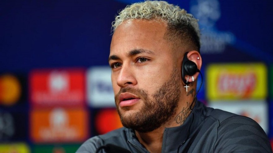 Neymar esbanja com look de quase R$ 50 mil