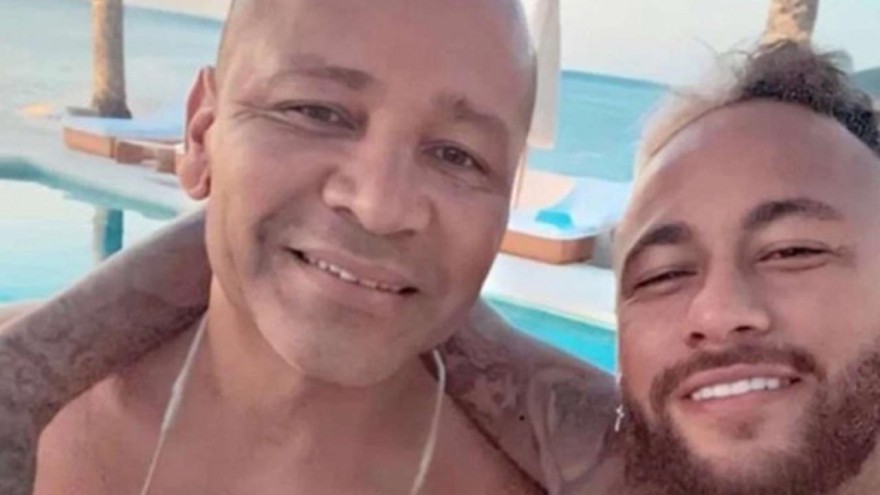 Daniel Alves recorre ao pai de Neymar para pagar fiança milionária, diz jornal