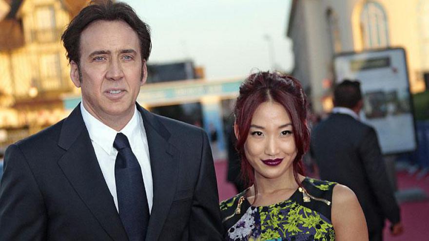 Alice Kim e Nicolas Cage: ela era garçonete em um restaurante de Los Angeles quando conheceu o ator. Se apaixonaram e não se desgrudaram mais, mesmo tendo quem nao acreditasse muito no sucesso deste relacionamento. O casamento já dura 13 anos. 