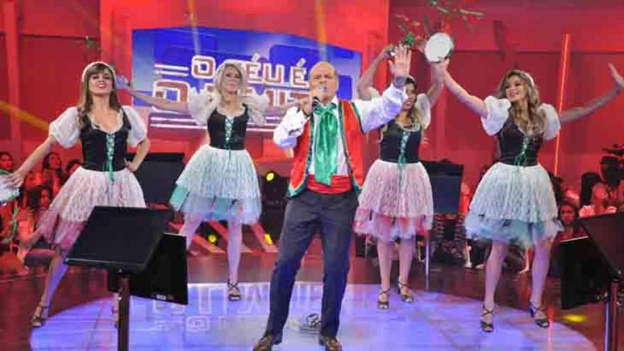 Marcelo de Carvalho canta e dança tarantela para comemorar marca de R$ 1 milhão distribuídos no game show