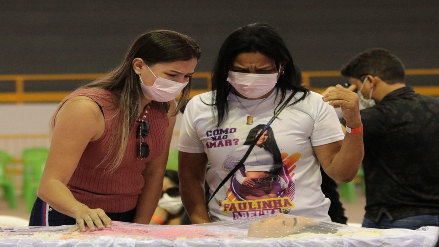 Corpo de Paulinha Leite está sendo velado em ginásio em Aracaju, aberto ao público
