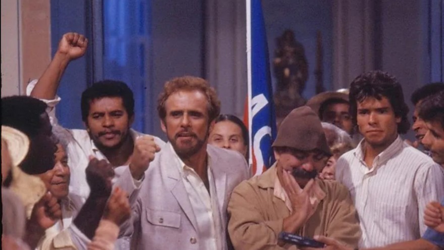 Qual craque brasileiro fez uma aparição em O Salvador da Pátria (1989) ao lado de Sassá Mutema, personagem de Lima Duarte?