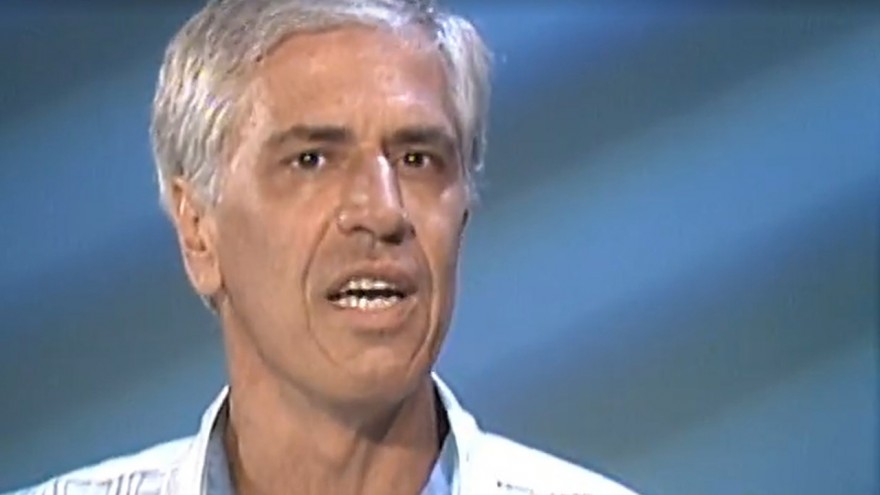 Qual jogador deu entrevista para Edgard Assunção (Nuno Leal Maia) em História de Amor (1995)?