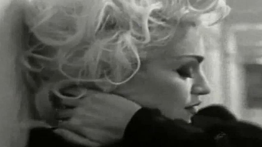 Em 1993, a MTV Americana censurou Justify My Love por apologia à bissexualidade, sadomasoquismo e androginia, além de atos sexuais explícitos. O que Madonna fez?