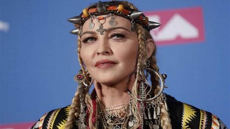 Dedicada à Cabala, Madonna adotou o nome Esther em que ano?